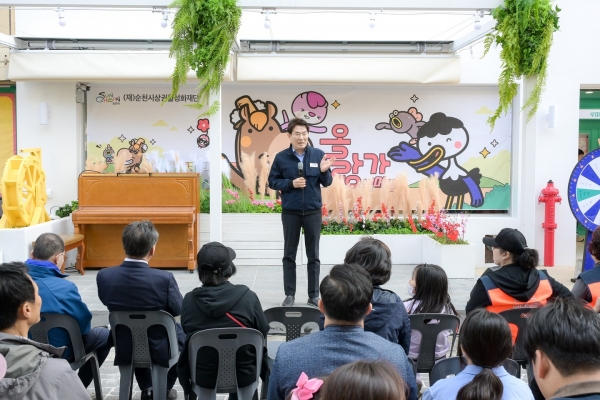 ▲노관규 순천시장이 22일 중앙동 별미길 일원에서 열린 ‘올랑가! 별미길!!’ 행사에서 인사말을 하고 있다(사진제공=순천시)