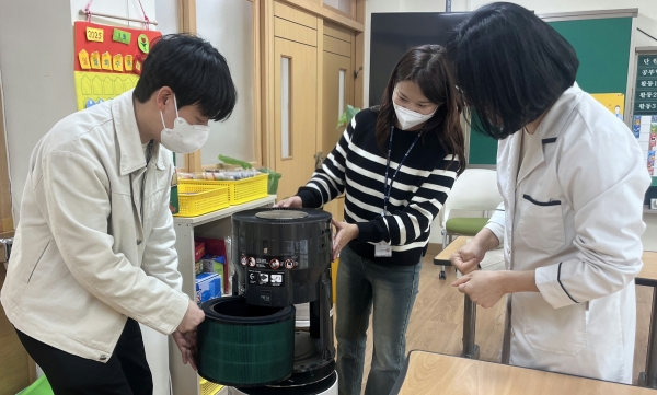 ▲지난 21일 건국초에서 진행된 학교 미세먼지 대응 점검에서 점검 공무원들이 공기 정화장치를 살펴고 있다.(사진제공=광주광역시교육청)