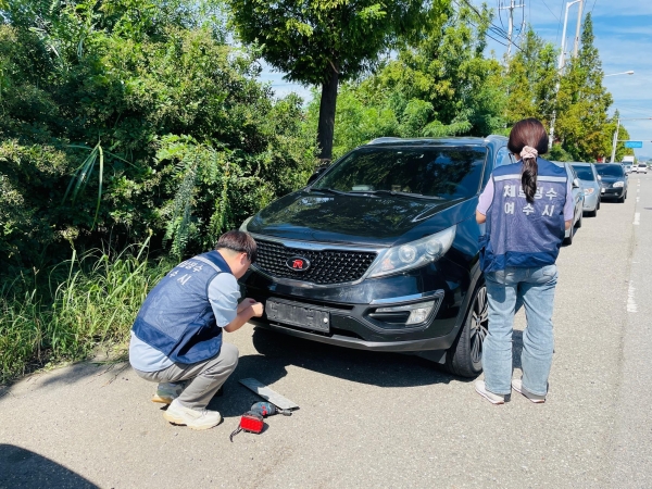 ▲여수시가 체납 자동차 번호판을 영치하고 있다.(사진제공=여수시)