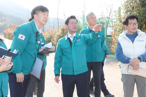 정인화 광양시장이 ‘2025년 시민과의 대화’에서 나온 시민 건의 현장을 직접 점검하며 민원 해결에 총력을 다하고 있다.