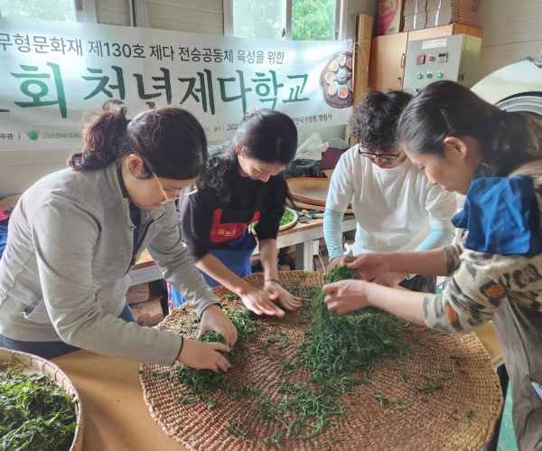 ▲지난해 제다 프로그램에 참여한 학생들이 찻잎을 비비고 있다(사진제공=순천시)