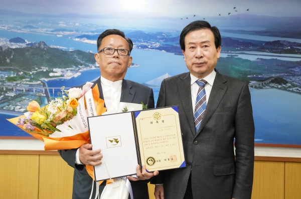▲박홍률 목포시장이 김도훈 교수에게 목포시 국제교류 홍보대사 위촉장을 전달하고 있다. (사진제공=목포시)
