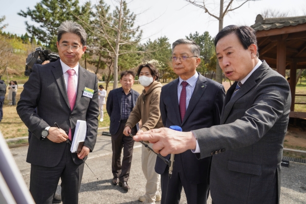 ▲박홍률 목포시장과 LH 이한준 사장이 목포 임성지구 도시개발사업 현장을 방문해 추진상황을 점검하고 있다.(사진제공=목포시)