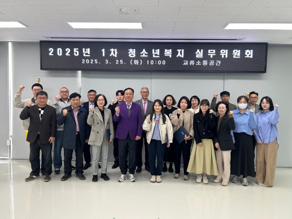 ▲25일 신규 실무위원들에게 위촉장을 수여하고 기념 촬영을 하고 있다.(사진제공=신안군)