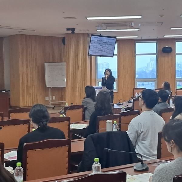 ▲지난 24일 광주학생독립운동기념회관에서 진행된 업무담당자 연수에서 서강고 김나나 교사가 ‘최소 성취수준 보장지도 실제 사례’에 대해 강의하고 있다.(사진제공=광주광역시교육청)
