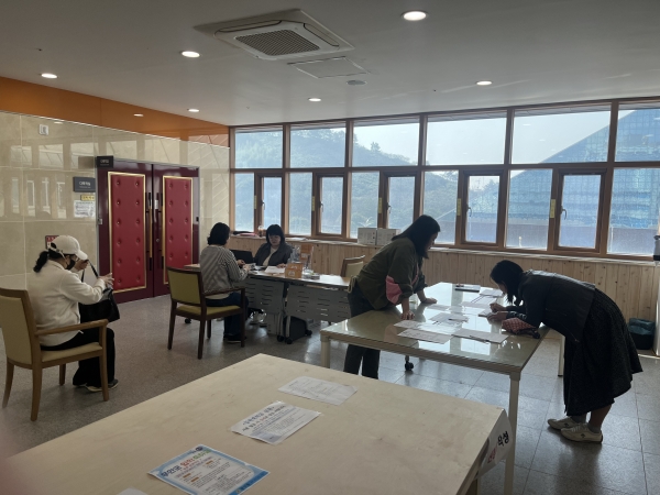 ▲남악 복합주민센터에서 입학 축하금을 신청하고 있는 모습(사진제공=무안군)