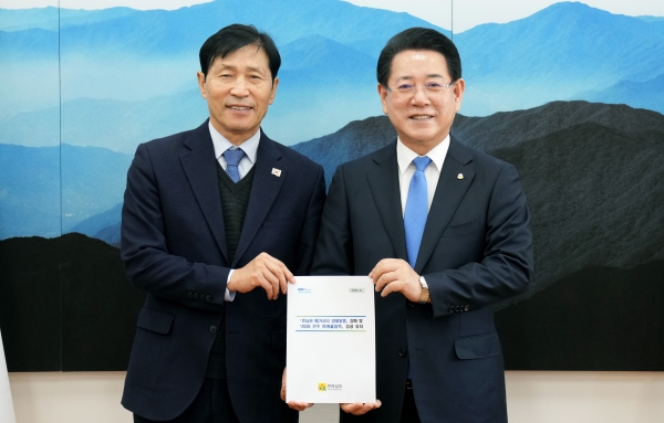 ▲김영록 전라남도지사가 26일 서울 국회에서 이학영 국회부의장을 만나 도 현안 해결을 위한 건의 등 국회 차원의 협조를 요청하고 있다.(사진제공=전라남도)