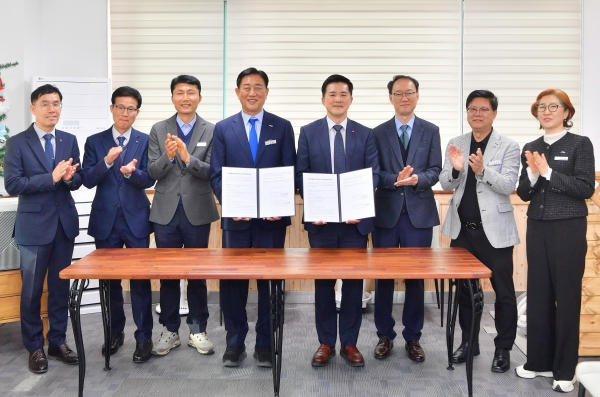 ▲장성군이 24일 한국농어촌공사 장성지사 내 무인민원발급기 운영에 관한 업무협약을 체결했다.(사진제공=장성군)