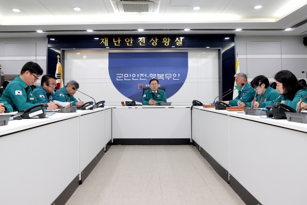 ▲산불대응 긴급대책회의를 주재하고 있는 정현구 부군수(사진제공=무안군)