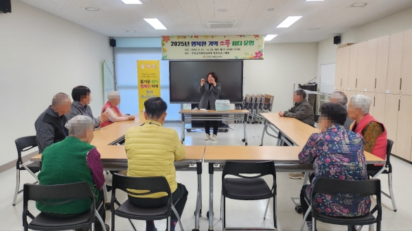 ▲경증치매환자 대상 행복한 기억 소풍 쉼터 프로그램 운영 모습(사진제공=무안군)