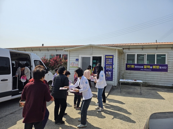 ▲팔금노인대학에서 결핵 예방 주간 홍보 캠페인 실시 하는 모습(사진제공=신안군)