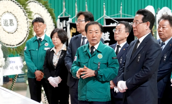 ▲27일 경남 창녕군 창녕군민체육관에 마련된 ‘산청군 산불진화대 사고 희생자 합동분향소’를 찾은 김영록 전라남도지사(오른쪽)가 성낙인 창녕군수로부터 산불에 관한 설명을 듣고 있다.(사진제공=전라남도)
