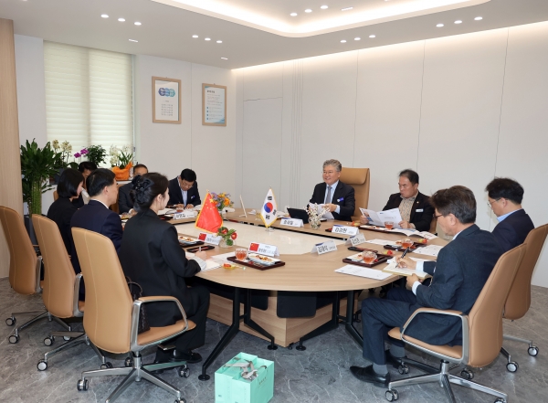▲장세일 영광군수는 지난 26일 영광군청을 방문한 구징치 주광주중국총영사와 면담을 가졌다.(사진제공=영광군)