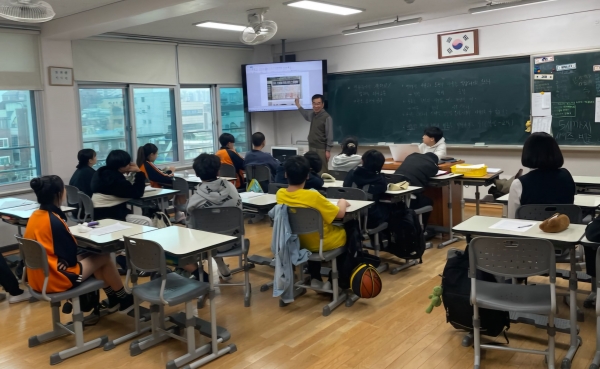 ▲지난 27일 두암중학교 학생들이 민주주의의 기본 원리와 제도의 이해 및 정치 참여'를 주제로 한 강의에 참여하고 있다.(사진제공=광주광역시교육청)