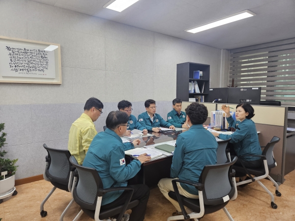 ▲지난 27일 광주시교육청 정책국장실에서 진행된 정책국장 주재 상황판단회의에서 고인자 정책국장을 비롯한 시교육청 공무원들이 상황 대응을 논의하고 있다.(사진제공=광주광역시교육청)