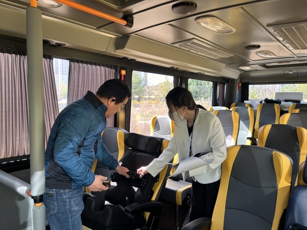 ▲합동 안전점검에서 관계자가 어린이 좌석 안전띠를 확인하고 있다.(사진제공=전라남도교육청)