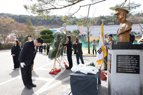 ▲이정선 광주교육감이 28일 문성중에서 개최된 ‘제10회 서해수호의 날 기념식’에서 고 서정우 하사의 동상에 헌화하고 묵념했다.(사진제공=광주광역시교육청)