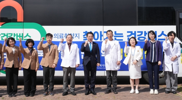 ▲김영록 전라남도지사가 28일 전남도청 앞 광장에서 대형산불이 발생해 재난지역으로 선포된 경북지역 주민의 진료 및 심리상담을 지원하기 위해 출발하는 전남도 건강·안심버스 의료진, 직원들과 파이팅하고 있다.(사진제공=전라남도)