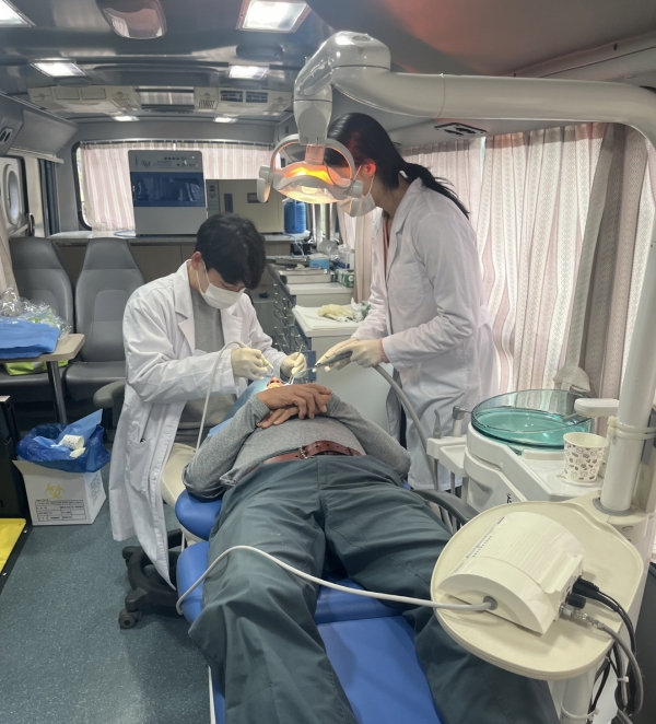 ▲진도군 보건소가 관내 어르신의 건강 증진을 위한 ‘우리 마을 전담 주치의’를 지속적으로 운영해 큰 호응을 얻고 있다.(사진제공=진도군)