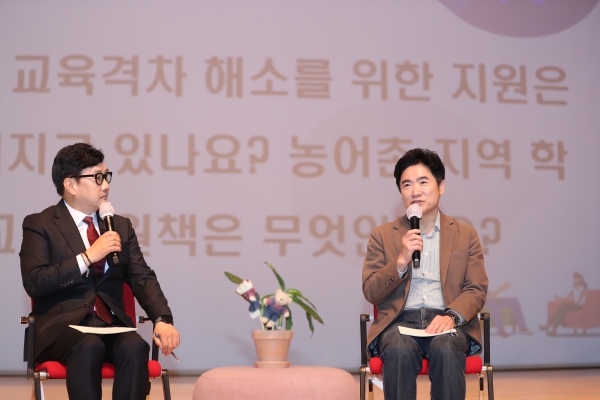 ▲‘교육감과 소통의 시간’에서 김대중 전남교육감이 교육격차 해소 방안에 대해 이야기 하고 있다.(사진제공=전라남도교육청)