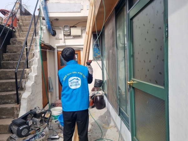 ▲순천시 덕연동 행정복지센터는 지난 28일 ‘우리동네 복지기동대’를 통해 주거환경이 열악한 취약계층에 집수리 서비스를 지원했다.(사진제공=순천시)