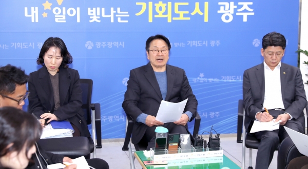 ▲강기정 광주광역시장이 31일 오후 시청 5층 기자실에서 출입기자들과 차담회를 갖고 ‘추경·통상·민생’ 3대 비상대응 체제 등에 대해 설명하고 있다.(사진제공=광주광역시)