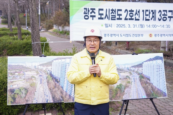 ▲강기정 광주광역시장이 31일 오후 서구 풍암저수지사거리에서 광주도시철도 2호선 1단계 사업 교통개방구간에 대한 안전점검 실시에 앞서 인사말을 하고 있다.(사진제공=광주광역시)