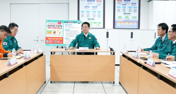 ▲김영록 전라남도지사가 3월 31일 전남 동부청사 산불방지특별대책본부에서 열린 청명·한식 대비 전라남도 산불방지특별대책 점검 회의를 주재하고 있다.(사진제공=전라남도)