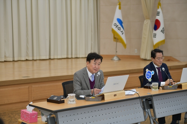 ▲정기명 여수시장이 지난달 28일 4월 월간업무계획 보고회에서 산불 예방을 위한 현장 예찰 강화와 산불 진화 대비 안전교육 철저를 지시했다.(사진제공=여수시)