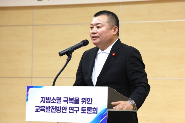 ▲정영균 전남도의원이 3월 31일 오후 ‘지방소멸 극복을 위한 교육발전방안 정책토론회’를 개최했다.(사진제공=전라남도의회)