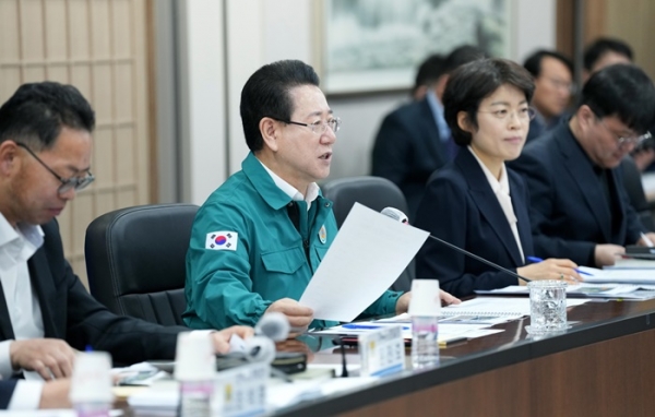 ▲김영록 전라남도지사가 2일 오전 도청 서재필실에서 열린 목포·신안 주요 현안 간담회에서 도-시군 현안 협력 방안 등을 논의하고 있다.(사진제공=전라남도)