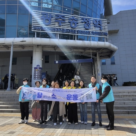 ▲국민건강보험공단 광주전라제주지역본부는 ‘제18회 암예방의 날 맞이 암 예방 및 금연치료지원사업 홍보를 위한 현장캠페인’을 실시했다.(사진제공=국민건강보험공단 광주전라제주지역본부)
