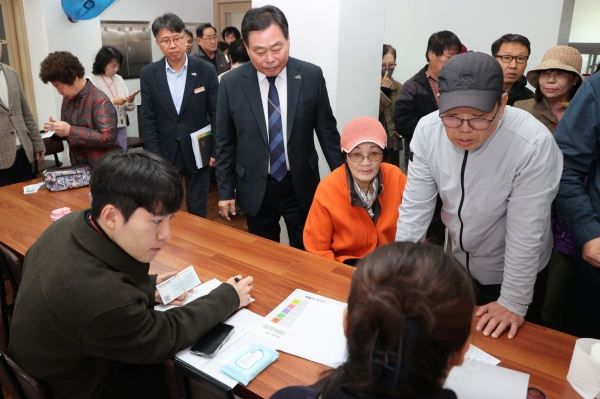 ▲김산 무안군수가 민생회복지원금 지급 현장을 방문해 배부 상황을 점검하고 있다.(사진제공=무안군)