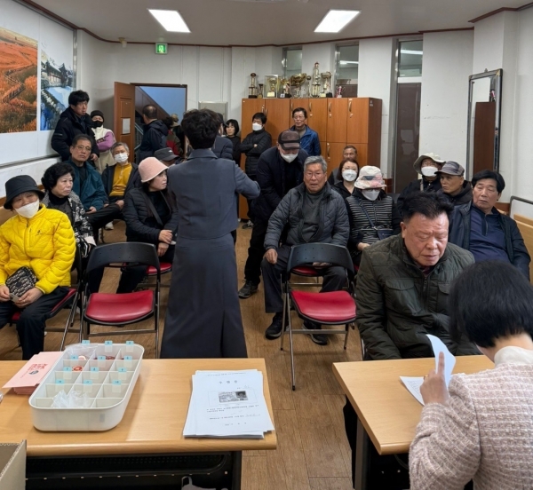 ▲NH농협은행 순천시지부가 지난 1일 남제동행정복지센터를 찾아 농어민 공익수당을 직접 접수받았다(사진제공=NH농협은행 순천시지부)