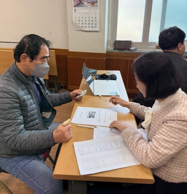 ▲NH농협은행 순천시지부가 지난 1일 남제동행정복지센터를 찾아 농어민 공익수당을 직접 접수받았다(사진제공=NH농협은행 순천시지부)