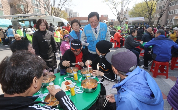 ▲지난 2일 오치주공 1단지 사랑의 밥차 운영(사진제공=광주시 북구)