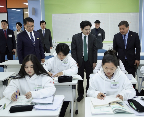 ▲김대중 전남교육감이 전남생명과학고 외국인 유학생 수업을 참관하고 있다.(사진제공=전라남도교육청)