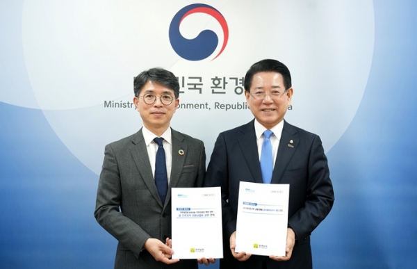 ▲김영록 전라남도지사가 3일 한강홍수통제소에서 김완섭 환경부 장관을 만나 기후대응댐 관련 댐 주변지역 지원사업비 상향 등 도 현안 해결을 위한 건의를 하고 기념촬영을 하고 있다.(사진제공=전라남도)