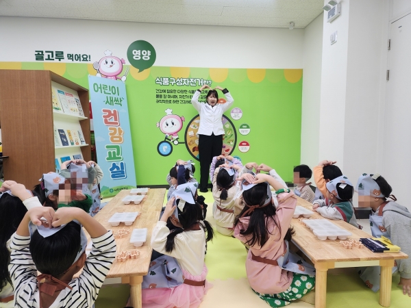 ▲‘어린이 새싹 건강 교실’ 프로그램에 참여하고 있는 어린이집·유치원 아동들.(사진제공=나주시)