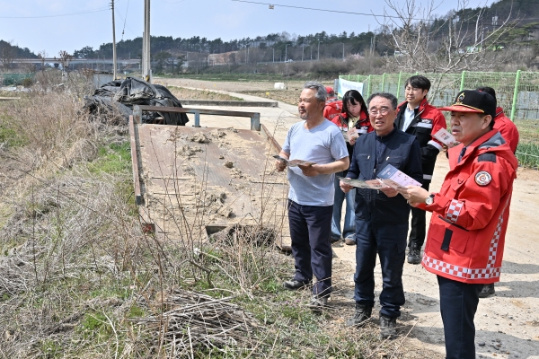 ▲백남인 광주 서구 부구청장이 3일 산불재난 국가위기단계 ‘심각’ 단계에 따라 서창동 학산사 일원에서 산불전문예방진화대 격려 및 영농부산물 소각금지 홍보를 하고 있다.(사진제공=광주시 서구)