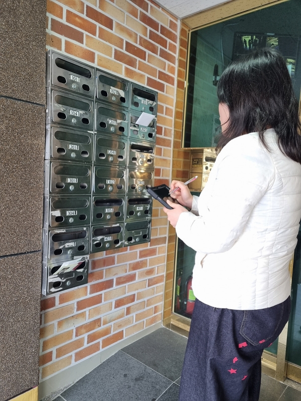▲다가구주택 상세주소 직권 부여를 위해 담당 공무원이 현장에서 기초조사를 실시하고 있다.(사진제공=여수시)