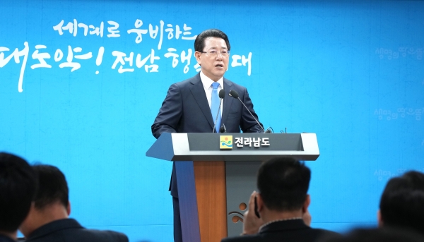 ▲김영록 전라남도지사가 4일 오전 도청 브리핑룸에서 ‘윤석열 대통령 탄핵 인용’에 따른 대도민 담화문을 발표하고 있다.(사진제공=전라남도)