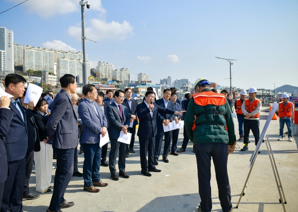 ▲정기명 여수시장이 4일 현장 간부회의 일환으로 경도 해양관광단지 조성 및 진입도로 개설공사 현장을 방문해 진행 상황을 점검했다.(사진제공=여수시)