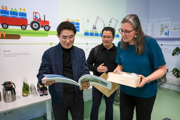 ▲노관규 순천시장이 와게닝겐 대학교 관계자와 그린바이오 산업에 대해 논의하고 있다.(사진제공=순천시)