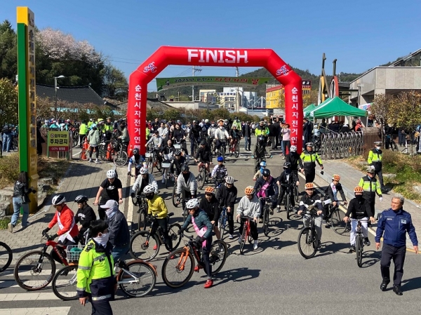 ▲자전거 단체라이딩에서는 동천변을 따라 17km 구간을 주행하며 친환경 교통수단으로서의 가능성을 확인하는 시간을 가졌다.(사진제공=순천시)