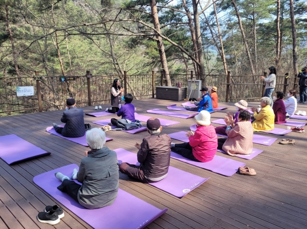 ▲곡성군 치매안심센터는 국립곡성치유의숲과 함께 치매 쉼터 프로그램을 운영하고 있다.(사진제공=곡성군)