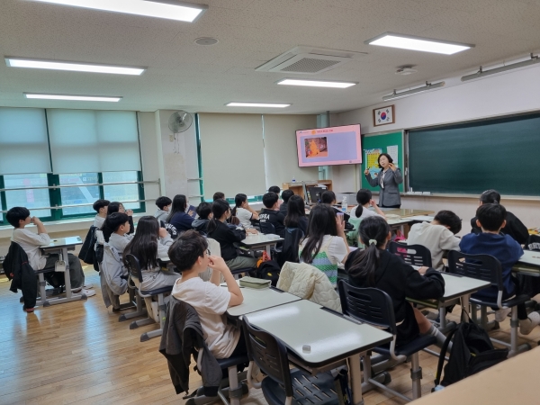 ▲전문 강사들이 10일 광주 만호초등학교를 방문해 학생들에게 인권을 설명하고 있다.(사진제공=광주광역시교육청)