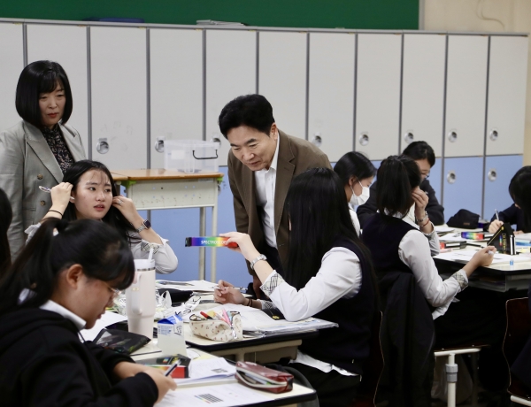 ▲김대중 전남교육감이 부영여자고등학교 학생들의 수업을 참관하고 있다.(사진제공=전라남도교육청)