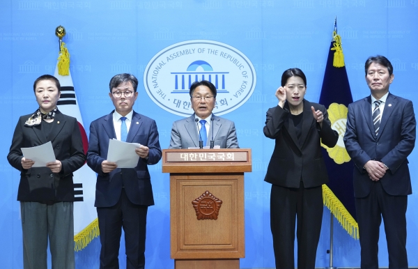 ▲강기정 광주광역시장이 10일 오전 서울 국회 소통관에서 조인철·안도걸·전진숙 국회의원과 함께 AI관련 예산확보 기자회견을 하고 있다.(사진제공=광주광역시)