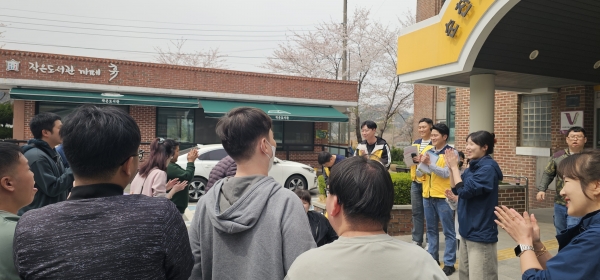 ▲순천시청년권익위원회는 지난 9일 순천시장애인종합복지관과 함께 서천변 일대에서 EM 흑공 던지기 및 플로깅 봉사활동을 진행했다.(사진제공=순천시청년권익위원회)